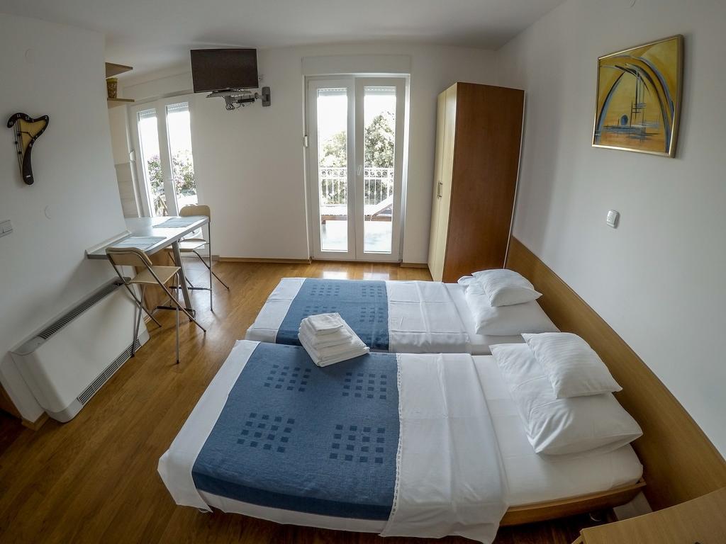 Apartments Car Kampor الغرفة الصورة